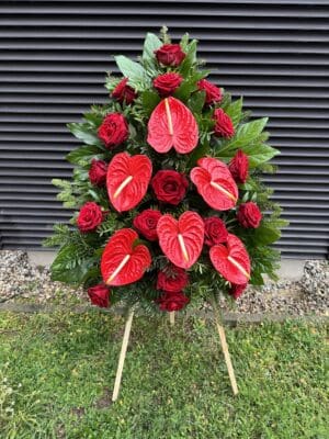 Klasyczny Wieniec Pogrzebowy z Czerwoną Różą i Anturium