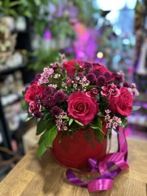 Czerwony Flowerbox z Malinową Różą i Goździkiem