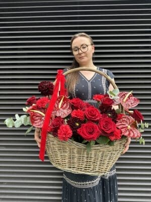 Kwiatowy kosz w romantycznej kolorystyce